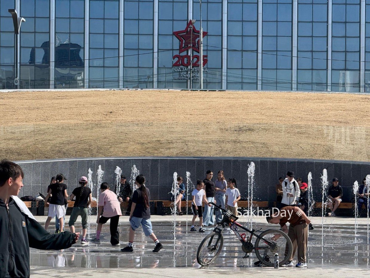 В Якутске "не выжил" газон на площади Республики