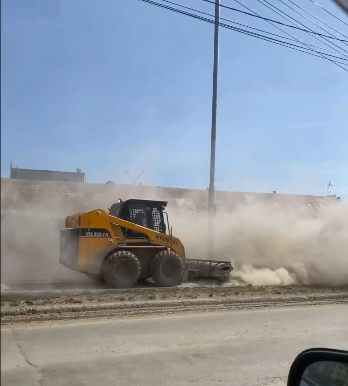 «Пыльная уборка»: якутяне просят объяснить, почему техника засыпает прохожих песком. Пресс-секретарь назвал водителей спецтехники "вредителями"