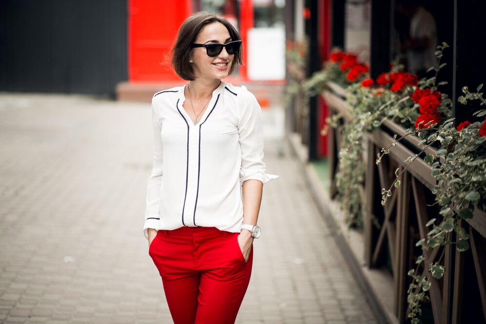 Это выглядит дешево и безвкусно: особенно если вы дама 50+ — рассказываем, на что стоит обратить внимание в своём гардеробе