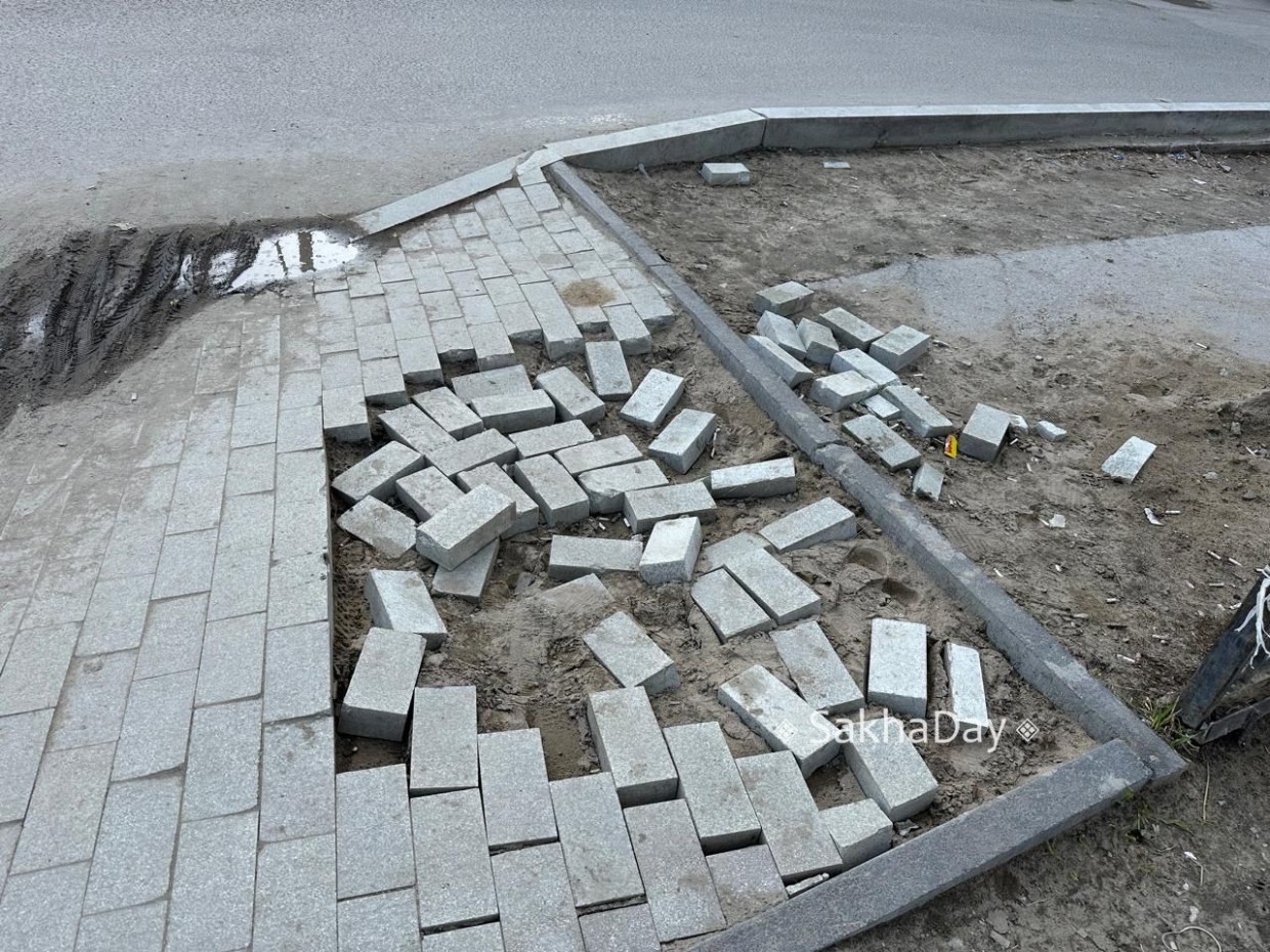 "Почему плитка валяется, как какой-то мусор?". Мэр Якутска раскритиковал ответственные организации за разобранную плитку