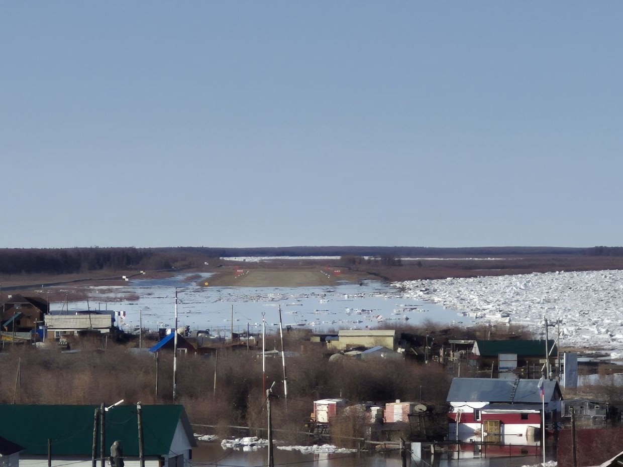 В Среднеколымске затопило взлетную полосу аэропорта