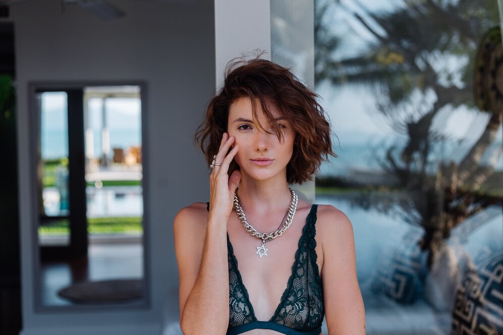 Если у вас тоже разбегаются глаза, когда видите много украшений — хочется купить и надеть все и сразу: лайфхак, как их подбирать и стилизовать