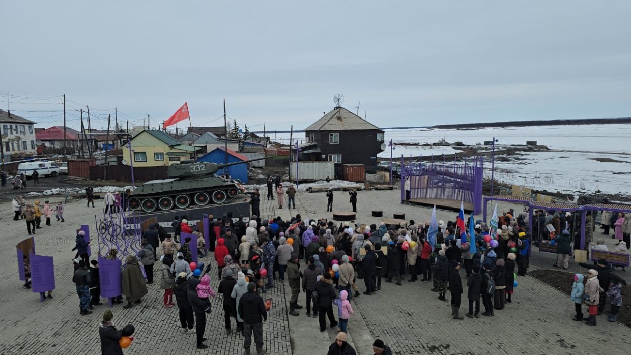 В Среднеколымске обновили площадь Победы