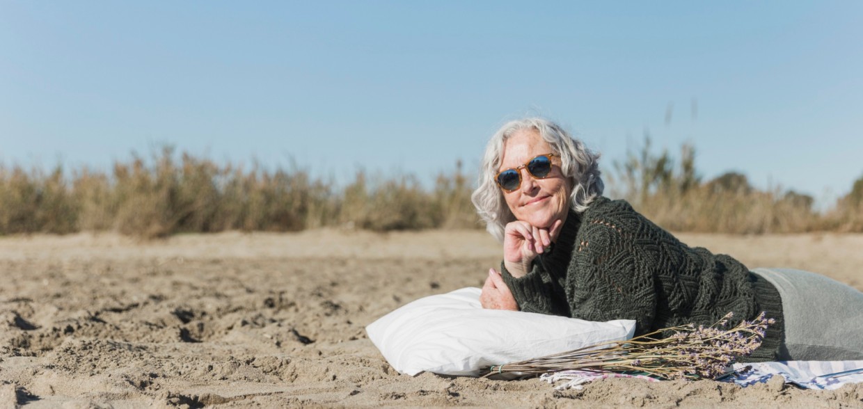 Что нужно носить в жару женщинам 55+, чтобы быть модной: ткани, модели, фасоны — обзор летнего гардероба