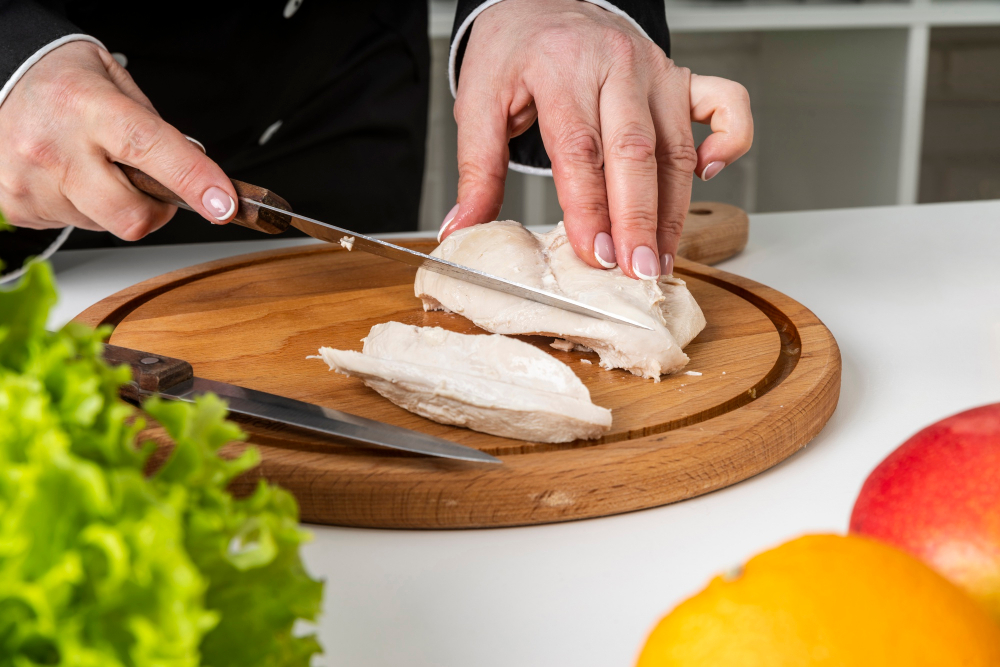 Самое полезное диетическое блюдо может быть вкусным: рассказываем, как варить куриную грудку так, чтобы она получилась сочной — берите на заметку