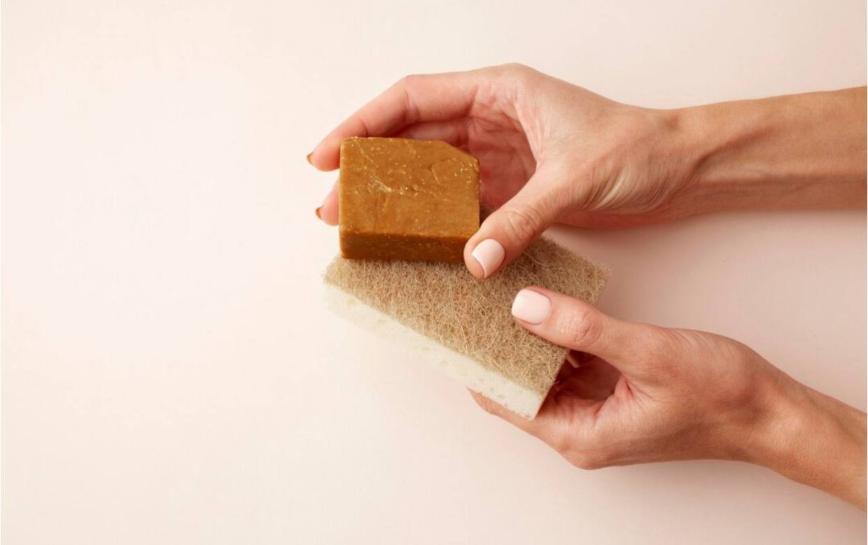 Вы пользуетесь им всю жизнь, но даже не знаете, насколько оно классное: сегодня говорим о хозяйственном мыле — несколько секретов