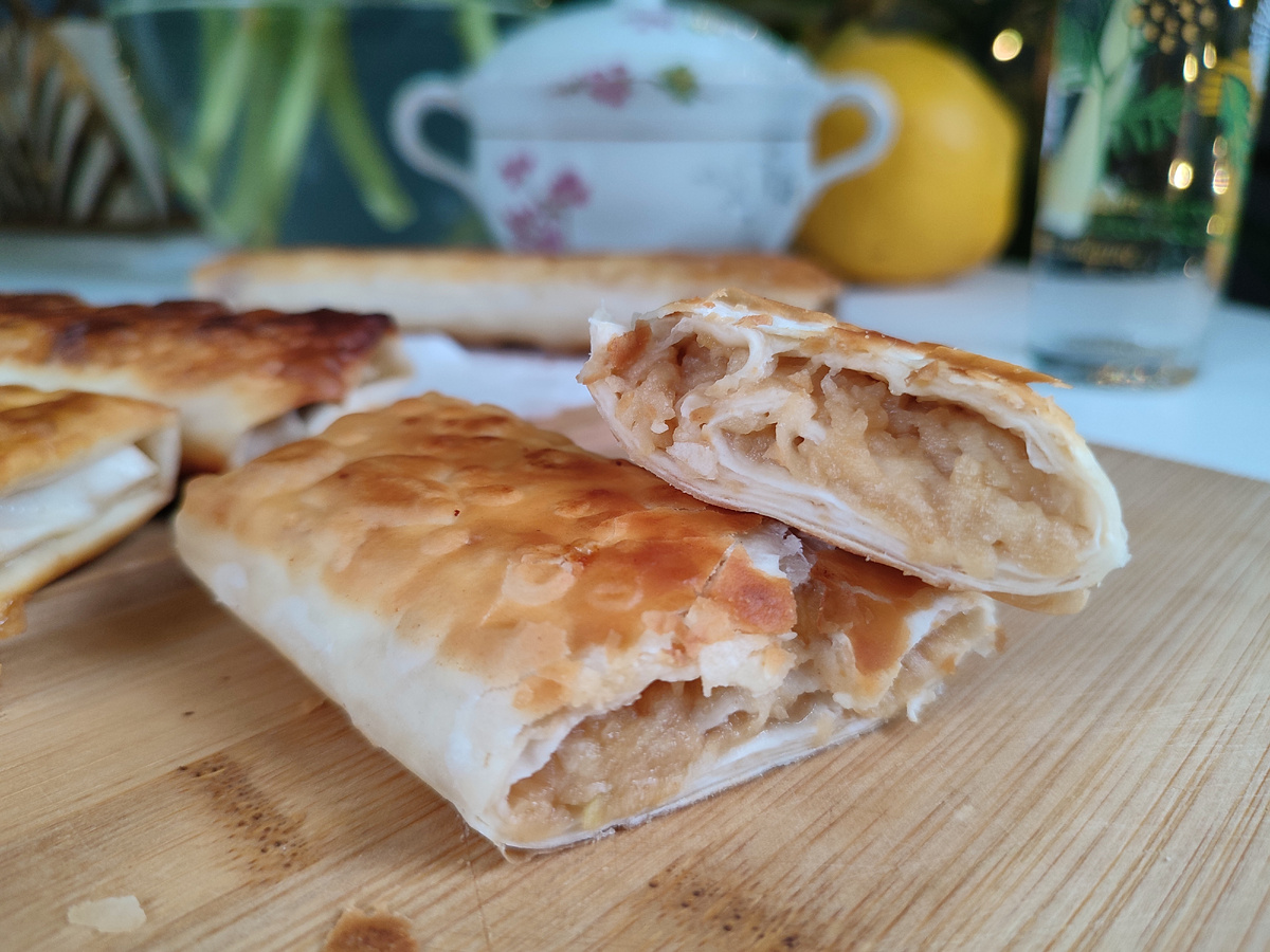 Очень простой и необычный рецепт яблочных слоек — порадуйте гостей и домашних: у вас обязательно будут спрашивать рецепт