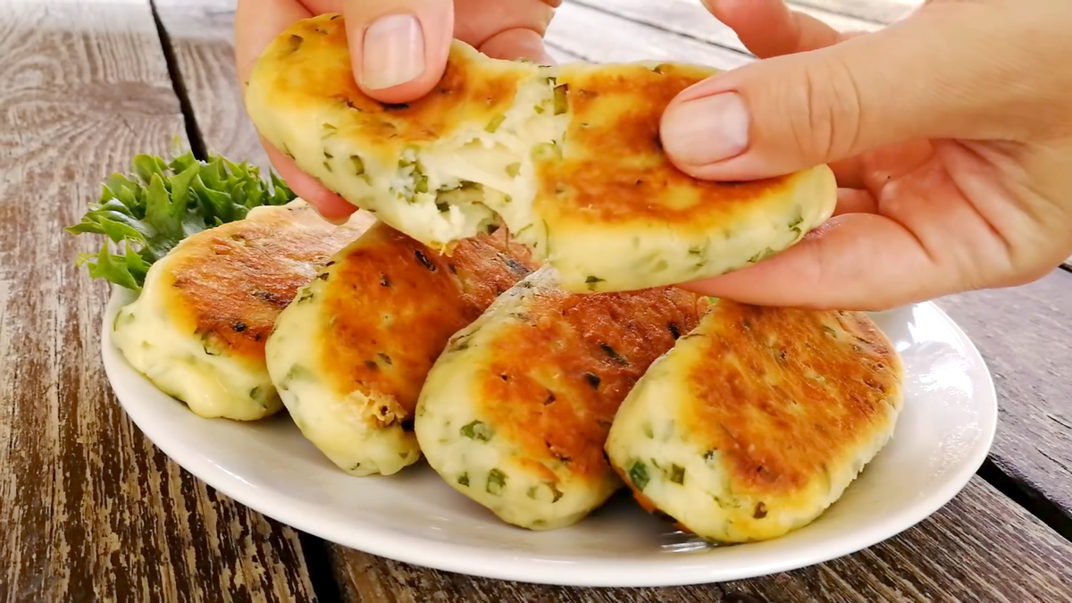 Картофельно-творожные пирожки: легкий рецепт на завтрак или перекус — готовятся за 20 минут