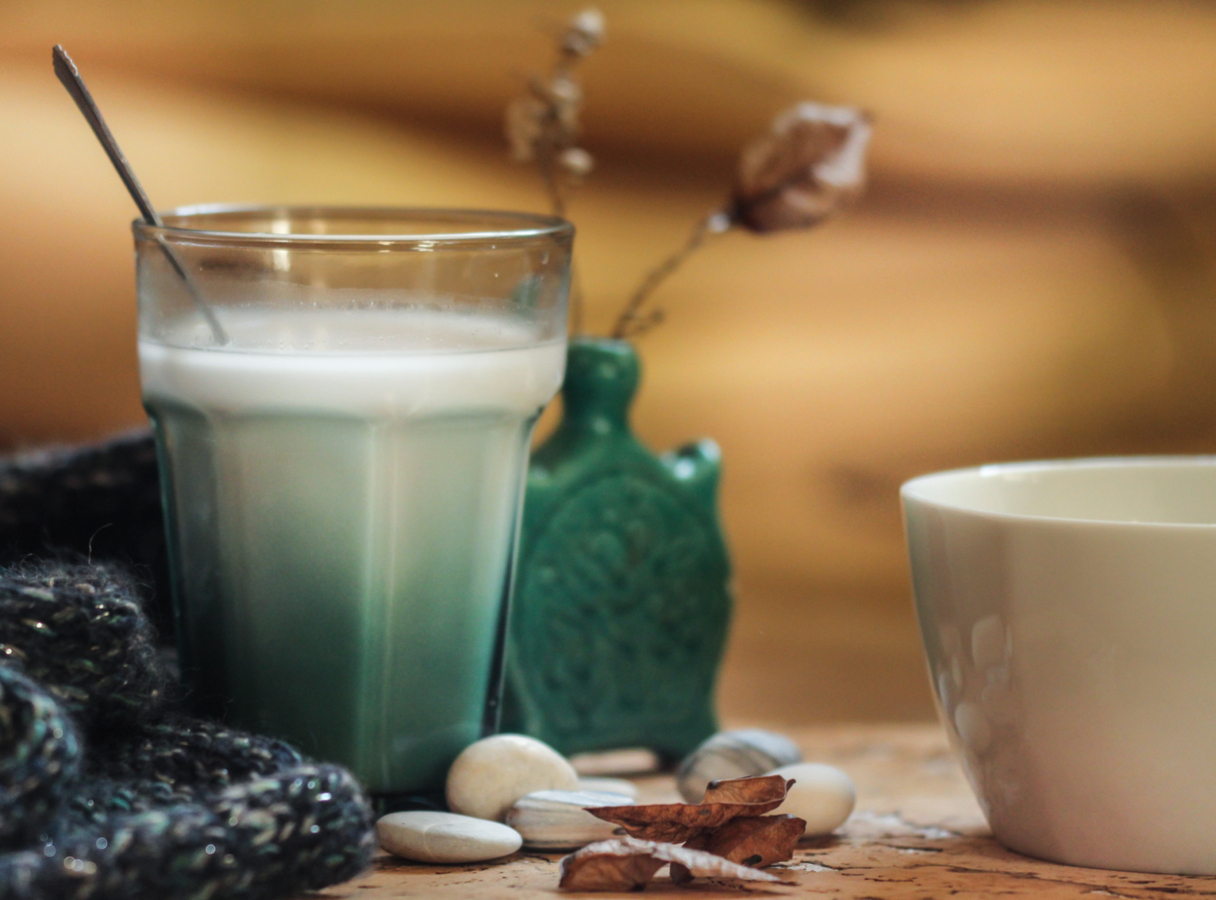 Любимый кефир оказался не таким уж и простым продуктом — можно ли пить его на ночь: польза и вред