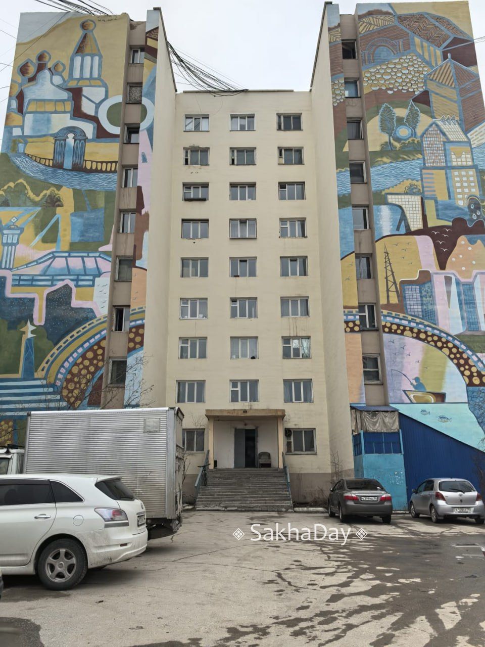 Дом-призрак в центре Якутска: с муралами снаружи и разрухой внутри