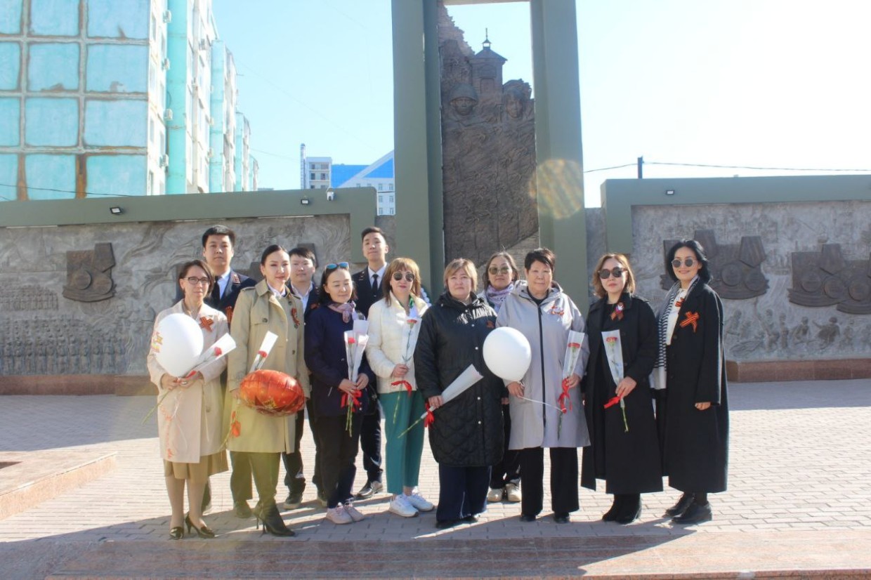 Судейское сообщество возложило цветы к мемориалу «Солдат Туймаады»