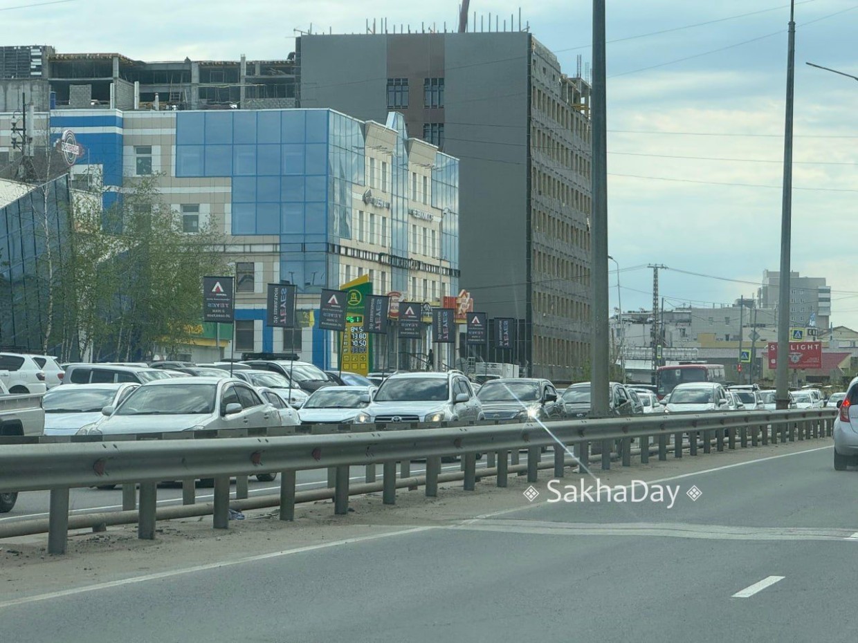 Пробки в Якутске: горожане едва успевают на рейсы из-за ремонта — «нервотрёпка заняла полтора часа»