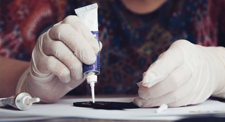 Вы пользуетесь супер-клеем не правильно: клей будет держать долго — хороший способ