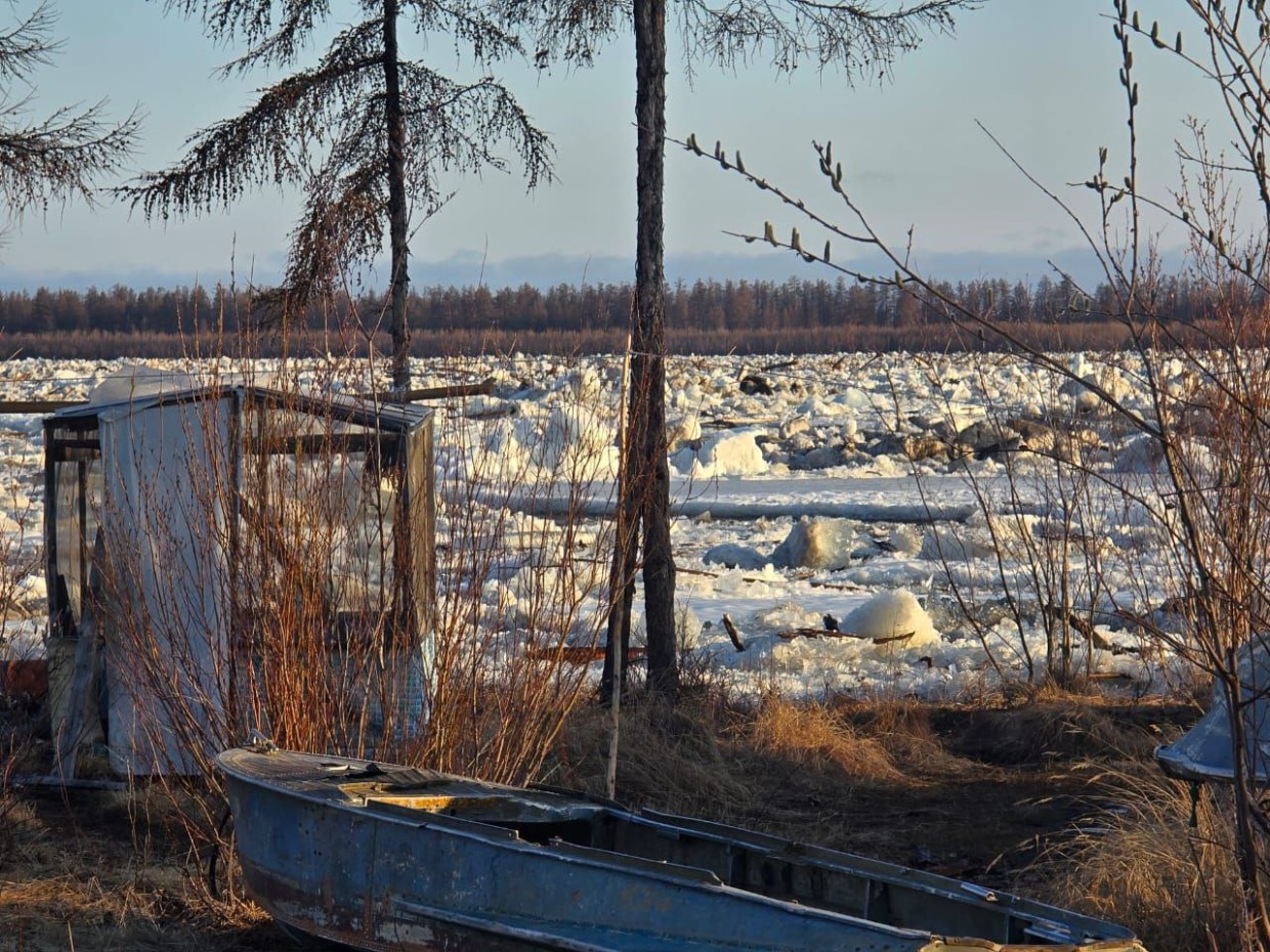 В Среднеколымске все дворовые территории и полоса аэропорта освобождены от воды