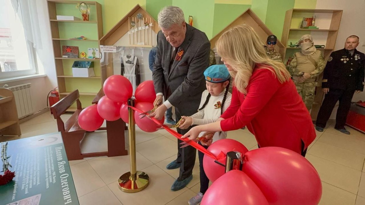 Еще в одной школе Якутска была торжественно открыта «Парта героя»