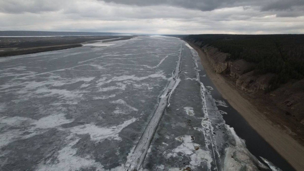 Ледоход на реке Лена движется к Олекминскому району