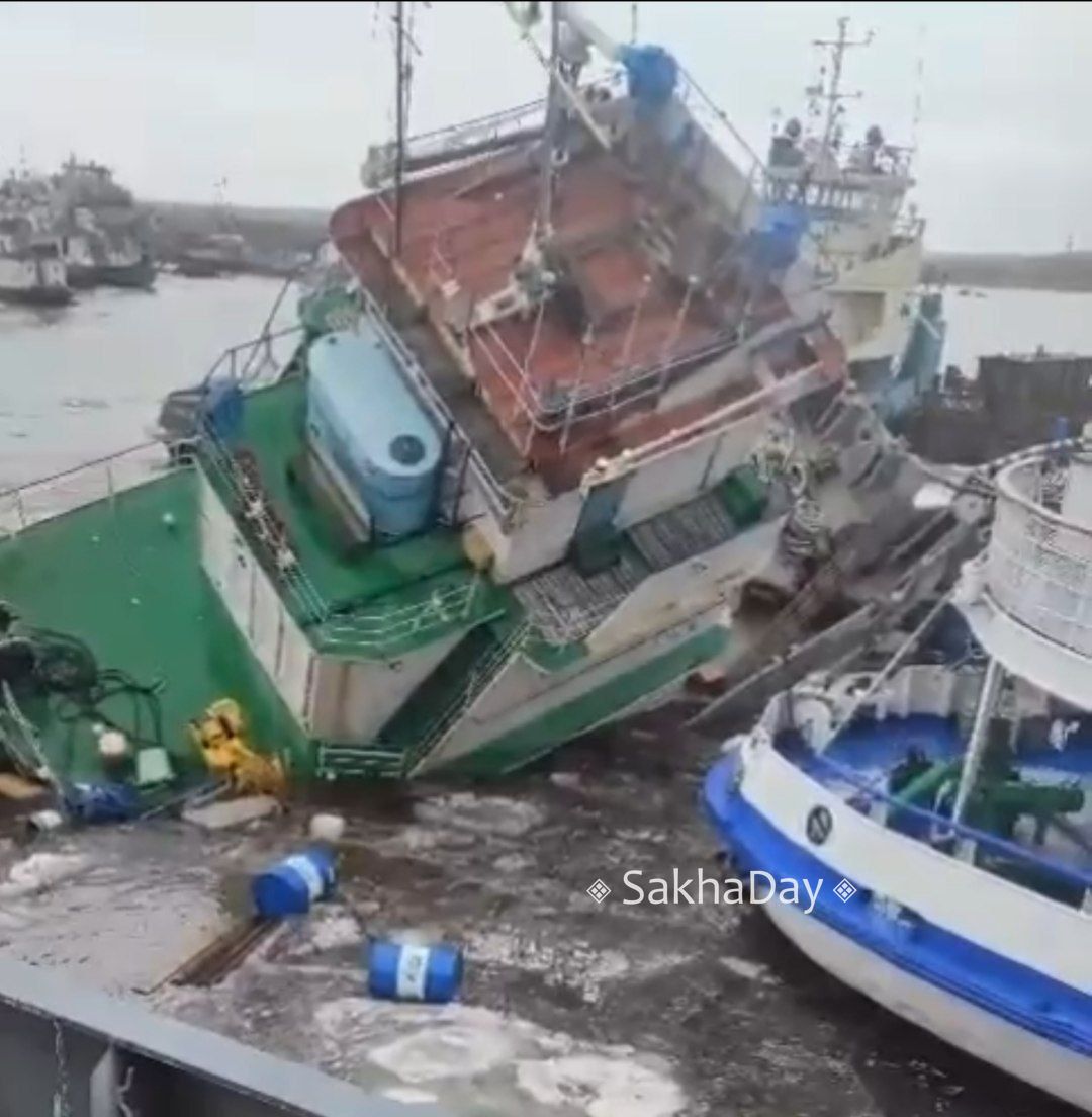 В Жатае затонули два судна