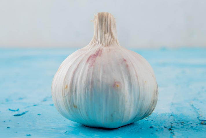 Жёлтый чеснок больше не появляется: экономичный раствор за 30 рублей — химия не нужна