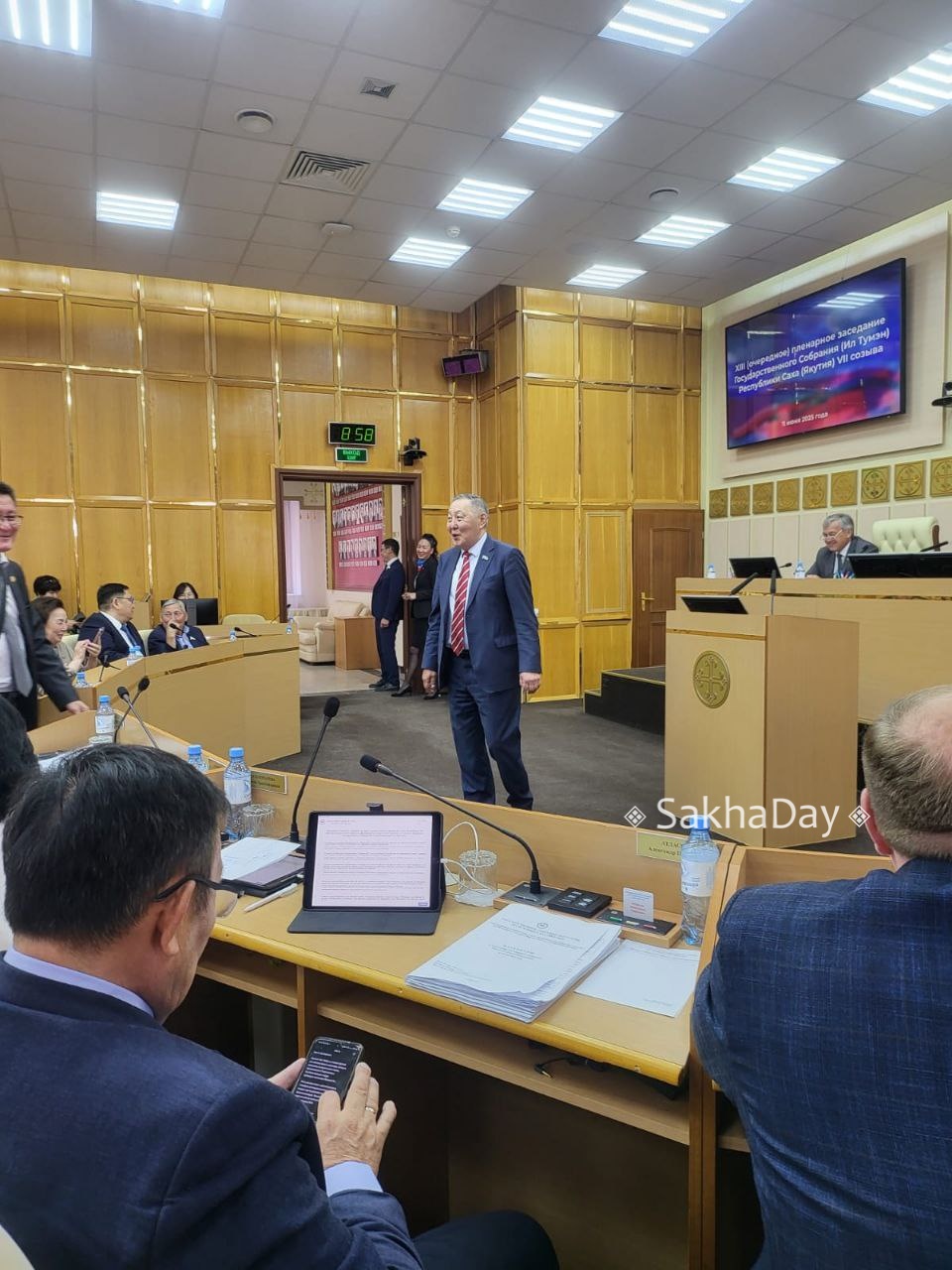 Владимир Поскачин эффектно зашел на заседание Ил Тумэна (видео)