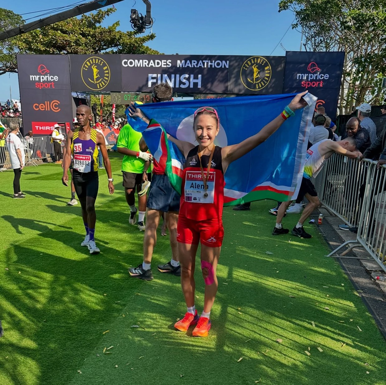 Якутянка Алёна Татаринова вошла в топ-15 на легендарном ультрамарафоне в ЮАР