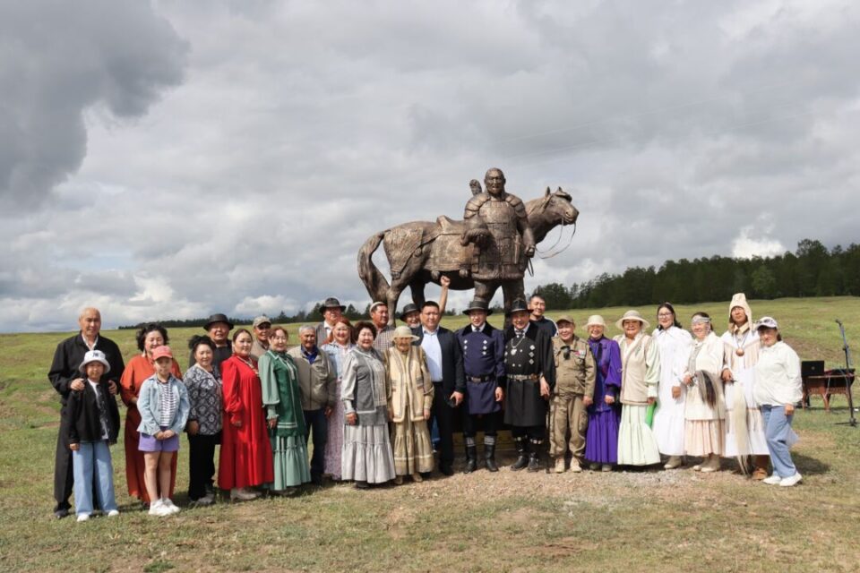В Абагинском наслеге установили скульптуру основателя Абагинской земли Абаҕа Баатыра