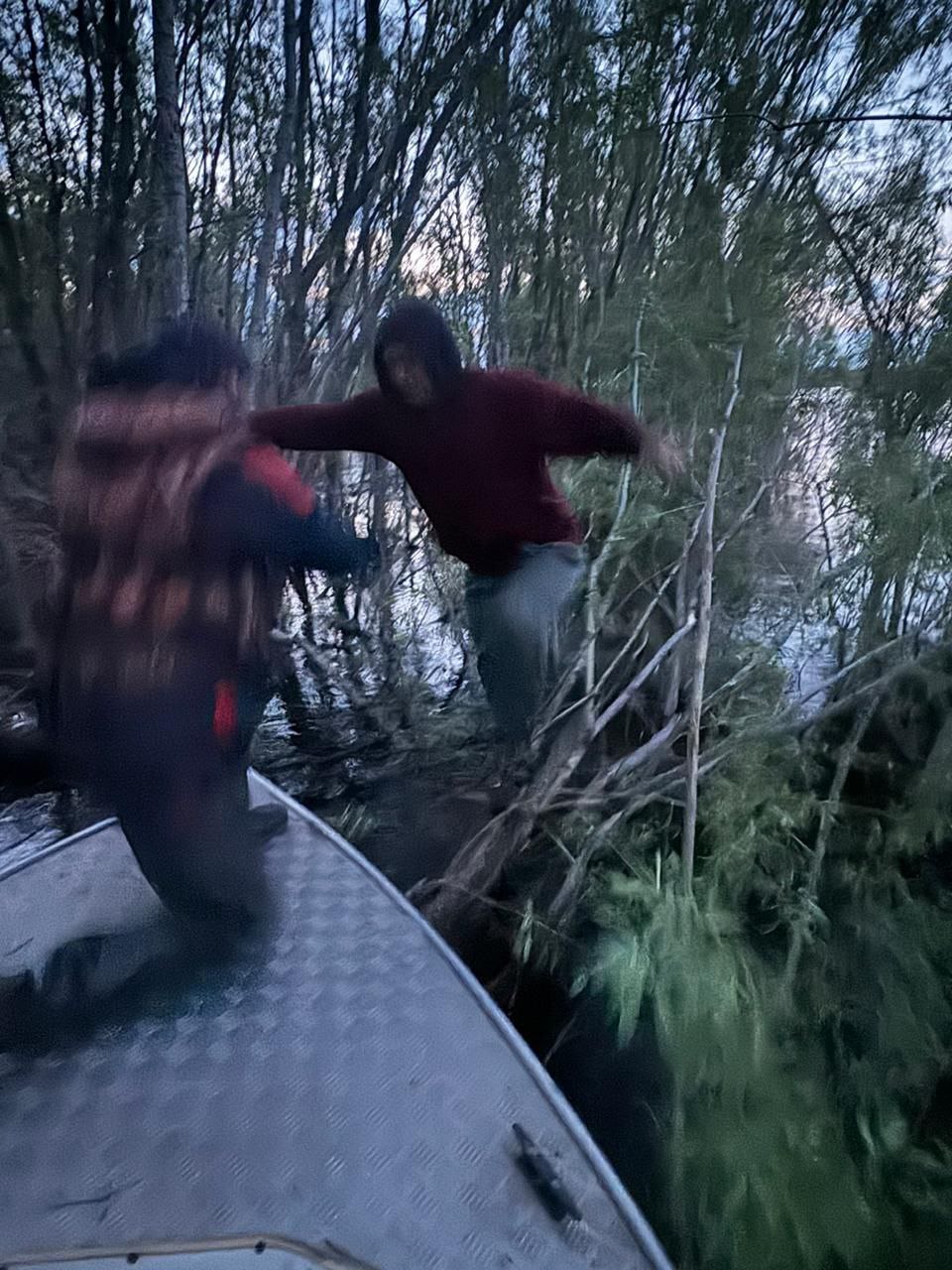 Спасатели эвакуировали двоих пострадавших с перевернувшейся лодки