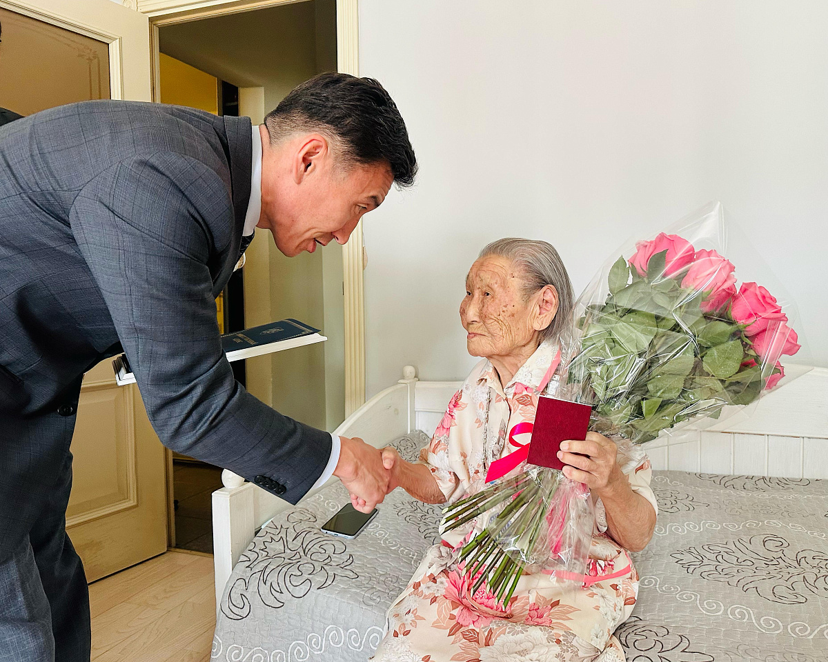 Жительницу Якутска Анну Оконешникову поздравили с вековым юбилеем