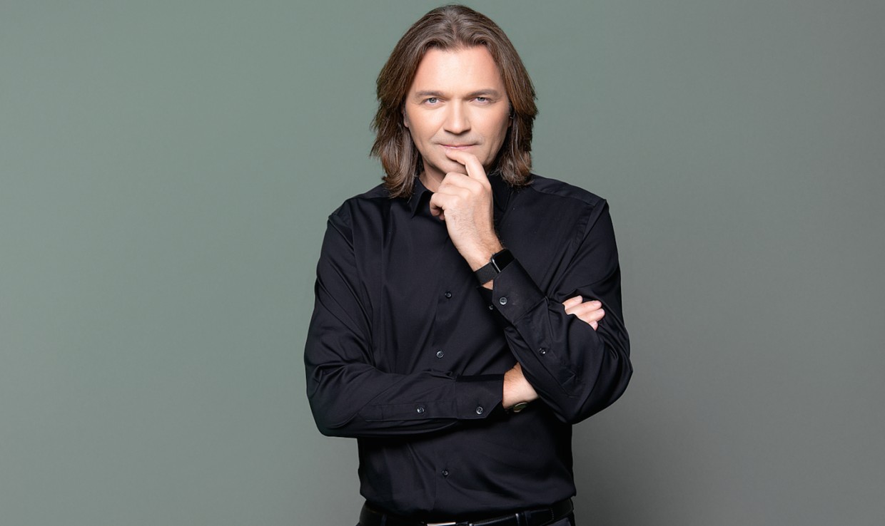 Немаленький дом Маликова: красиво жить не запретишь — в доме звезды соседствуют березовая роща и сервиз от Hermès