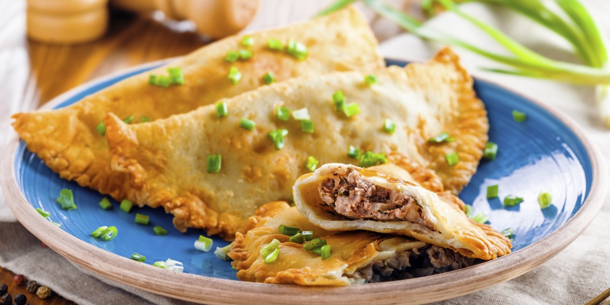 Позавидует даже Константин Ивлев: всего 4 ингредиента, которые есть дома у каждого — и сочные, пузырчатые чебуреки уже у вас на столе