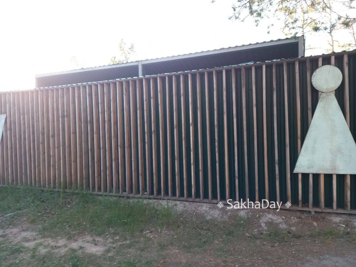 «Гости Сабантуя будут ходить в этот креативный туалет?»: якутяне возмутились состоянием туалета в Центральном парке Якутска