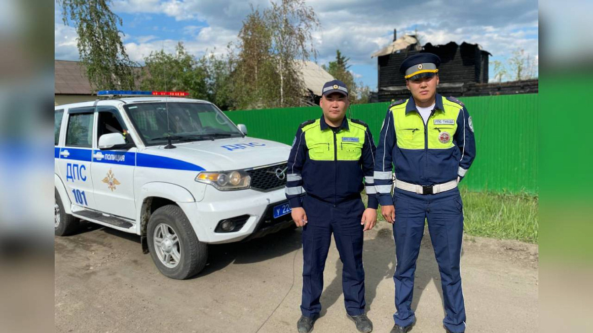 В Якутии спасли мужчину из горящего частного дома