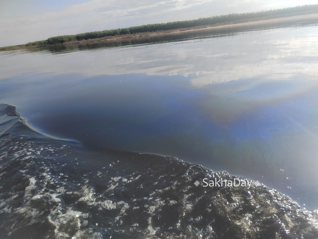 «Пятно длиной 10 км движется по течению». В Якутии зафиксирован разлив нефтепродуктов на реке Вилюй