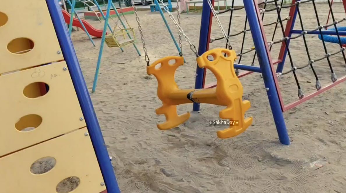 В Якутске ребёнок получил травму на неисправной площадке. Отец требует действий от городских властей