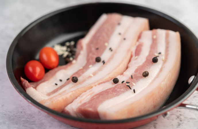 Рецепт шикарной закуски: деликатес из сала — удиви всех гостей