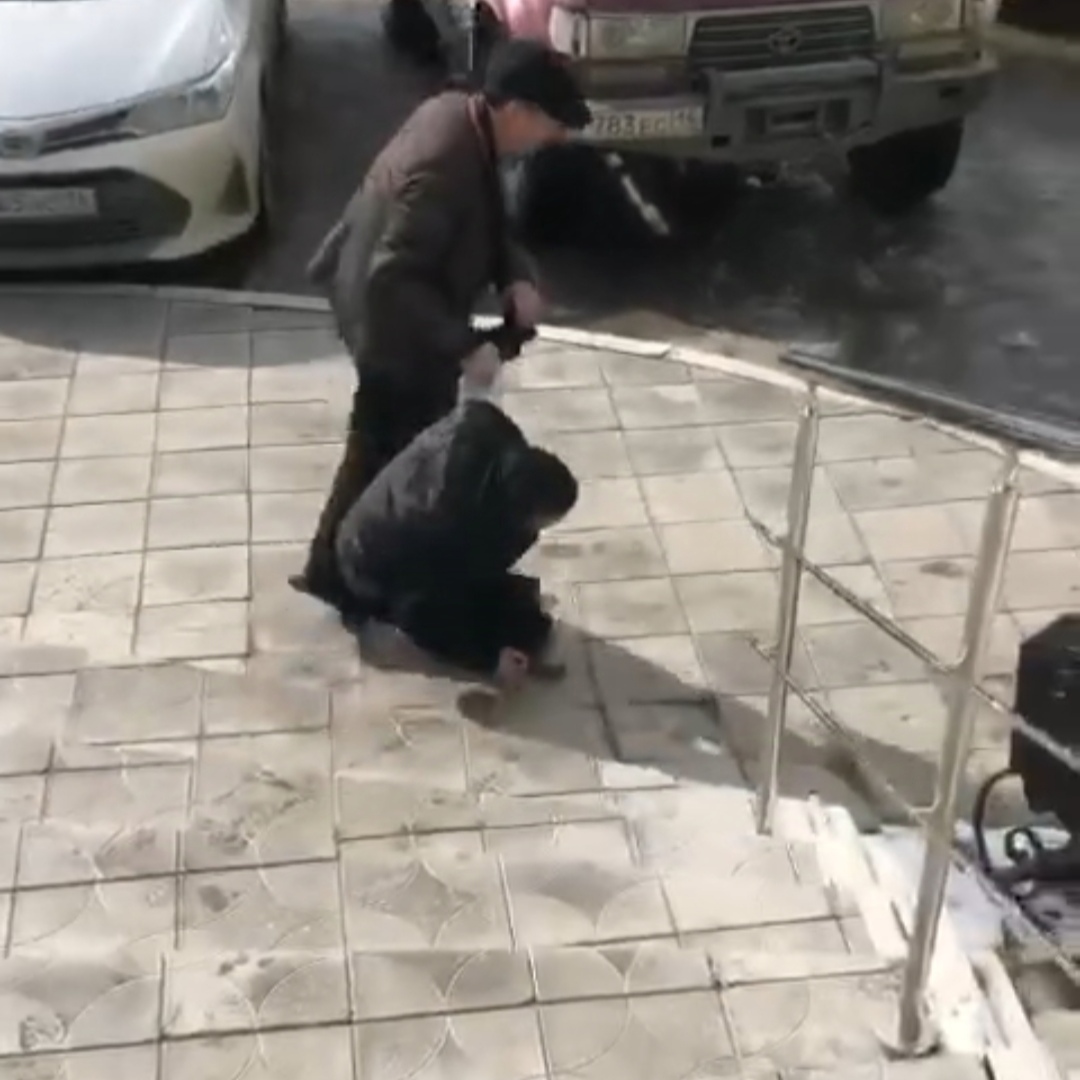 "Бил кулаком и пинал": В Якутске продавец магазина игрушек напал на детей