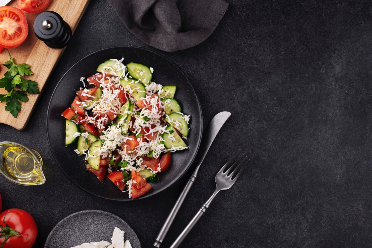 Это позор, не делайте так больше: правило этикета для грамотных хозяек — уберите это из салата, если хотите впечатлить гостей