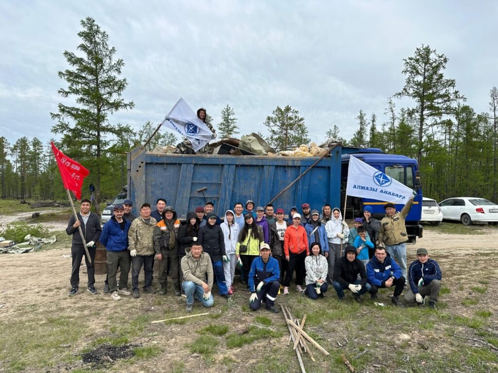 Экологический десант АО «Алмазы Анабара» вывез 3 самосвала мусора с 29 км Вилюйского тракта