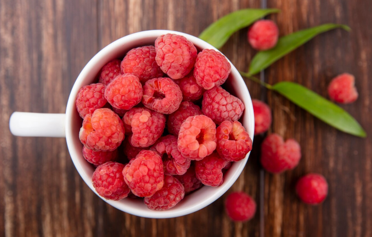 Малина будет огромная: уникальная присыпка для быстрого роста — спасет и от вредителей