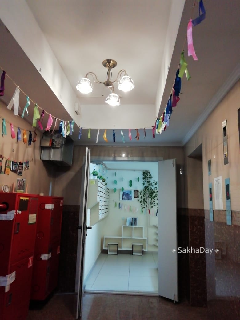 В Якутске консьержка украсила подъезд в тематике Ысыаха