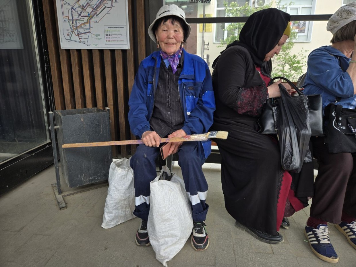 Фотофакт: Волонтер Тамара Торокова вся в цветочных делах