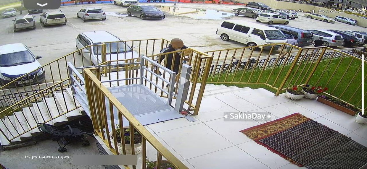 В Якутске мужчина избил подростка на детской площадке. Полиция проводит проверку