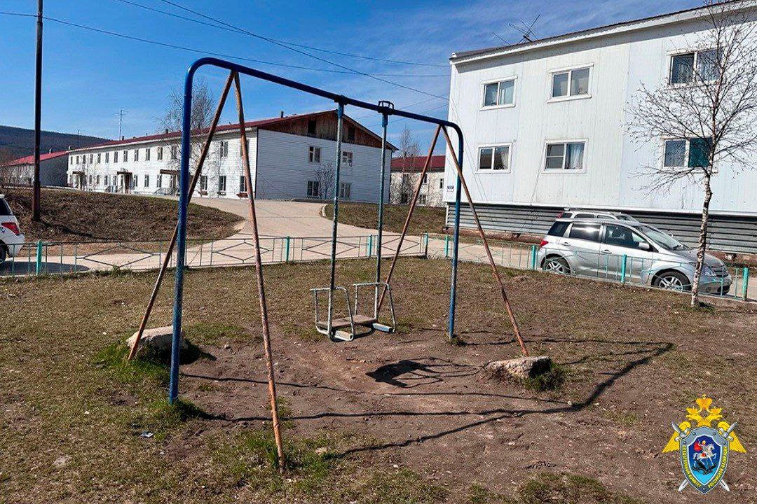 В Ленске девочка получила сильный удар качелями