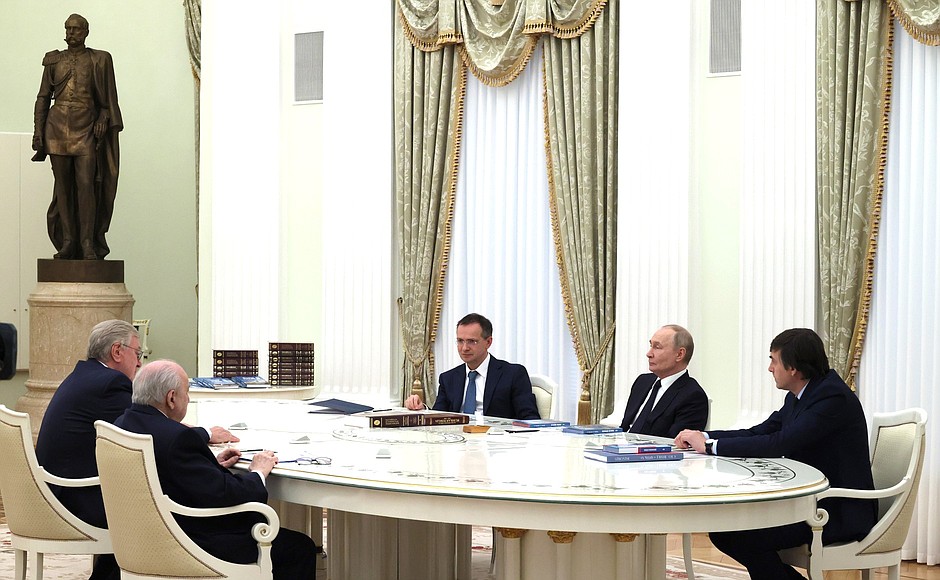 Путин поддержал предложение сделать обязательным ЕГЭ по истории для поступления в гуманитарные вузы