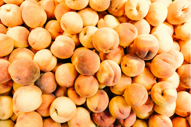 Персиковый пирог-пятиминутка: пальчики оближешь — а на готовку потратишь меньше получаса