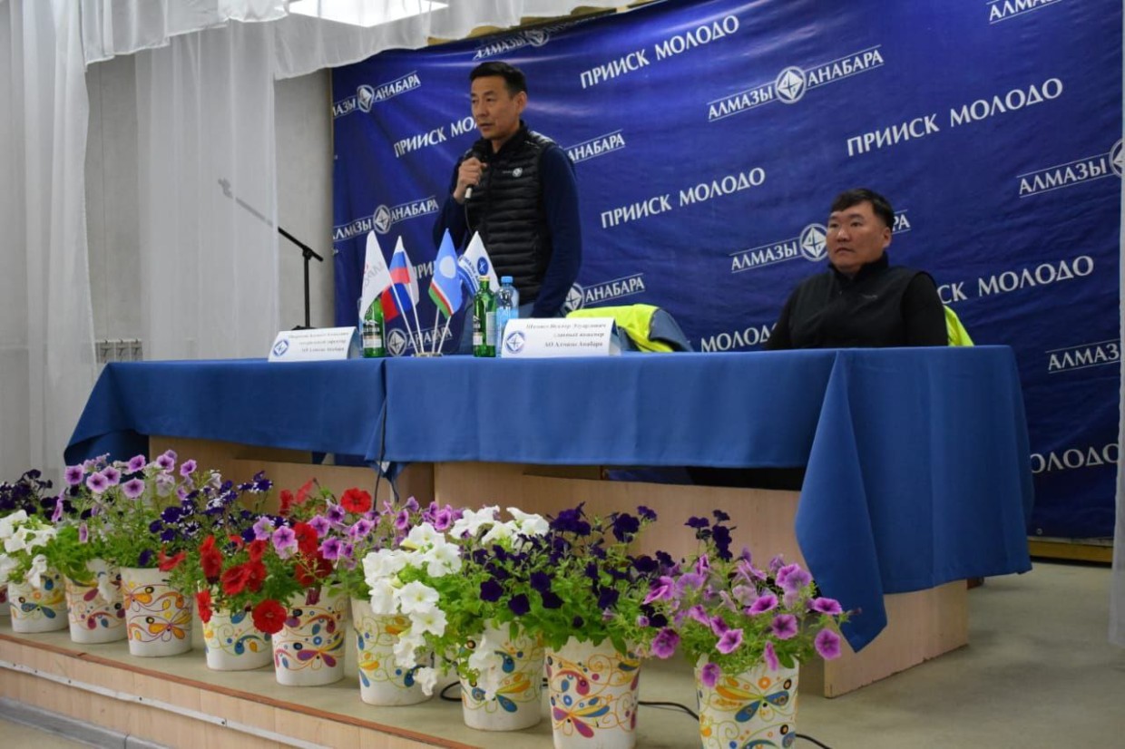 Руководитель АО "Алмазы Анабара" Алексей Окороков  встретился с коллективом прииска "Молодо"