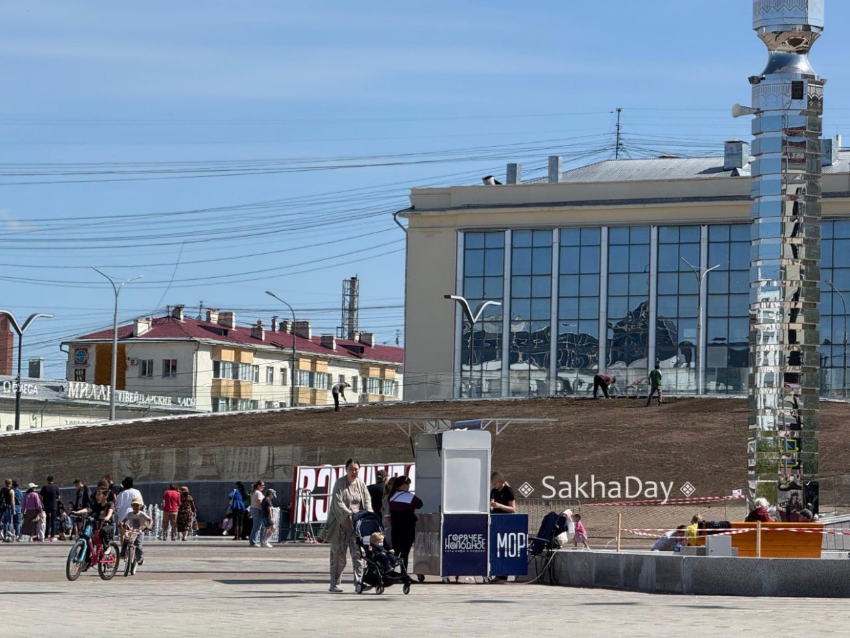 Началось обновление газона на Площади Республики. Будет неудобно!