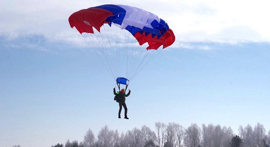 Сотрудник "Авиалесоохраны" неудачно приземлился с парашютом