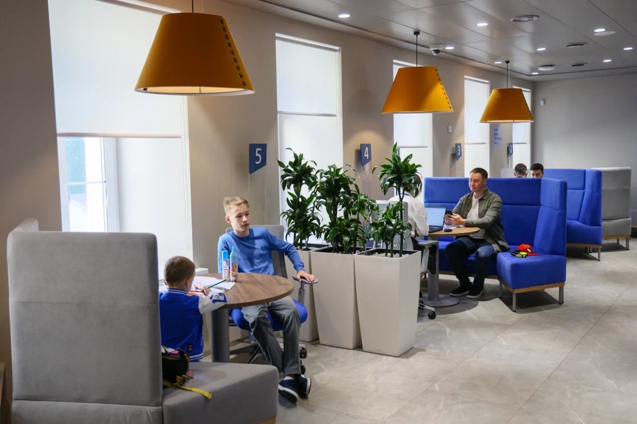 Опрос ВТБ: на что дальневосточники разрешают детям тратить деньги в интернете