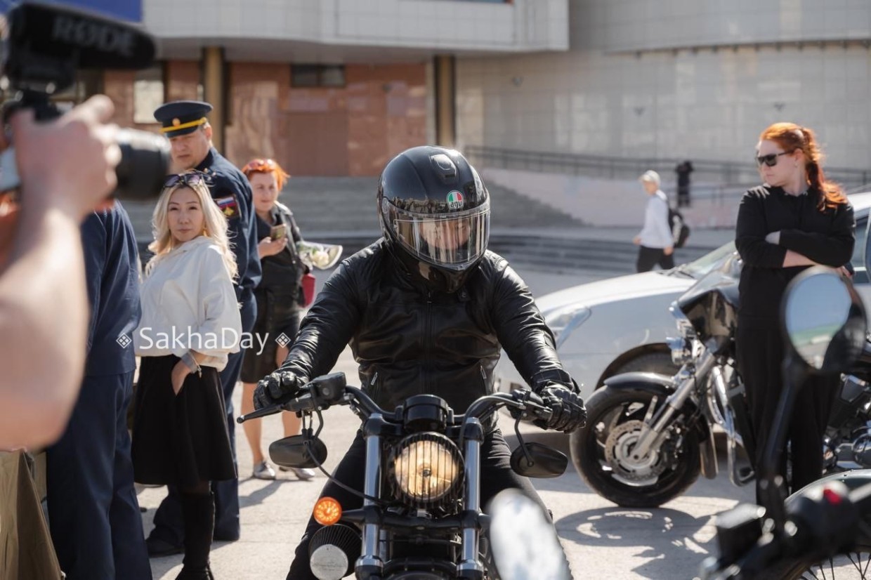 Антон Жондоров: "Мэр Якутска дерзко и четко подкатил на черном мотоцикле"