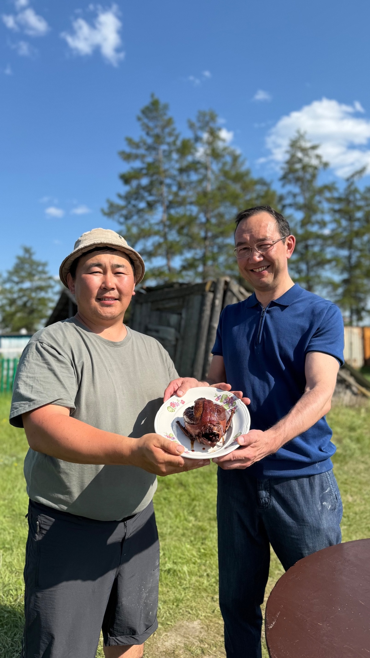 Глава Якутии Айсен Николаев побывал в гостях у Панды Саха: коптили утку, варили суп, смотрели на солнце